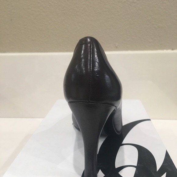 Classic Chocolate pump Size 7.5 - Picture 2 of 4